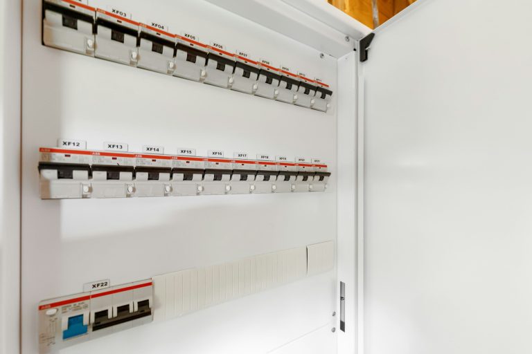 Ortsfeste elektrische Verteilung Offene elektrische Verteilung mit sichtbaren Leitungsschutzschaltern